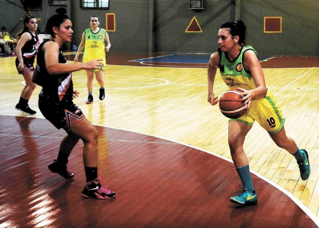 Rosario De León, con el balón, acercándose a la canasta. Rosario De León, con el balón, acercándose a la canasta.