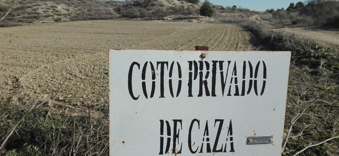 Uno de los carteles de coto privado de caza Uno de los carteles de coto privado de caza