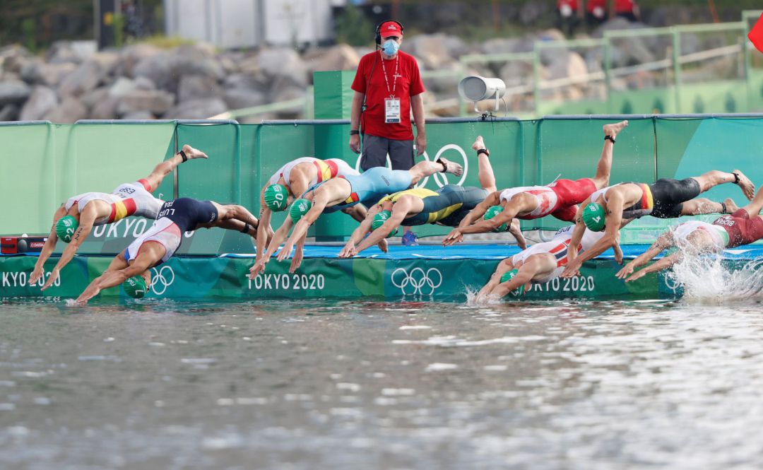 Mario Mola (i) y Fernando Alarza (3-i) de España compiten en la prueba triatlón masculina Mario Mola (i) y Fernando Alarza (3-i) de España compiten en la prueba triatlón masculina