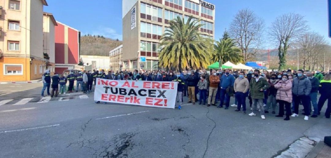 Concentraciones de los trabajadores de Tubacex en las puertas de la factoría en Llodio Concentraciones de los trabajadores de Tubacex en las puertas de la factoría en Llodio