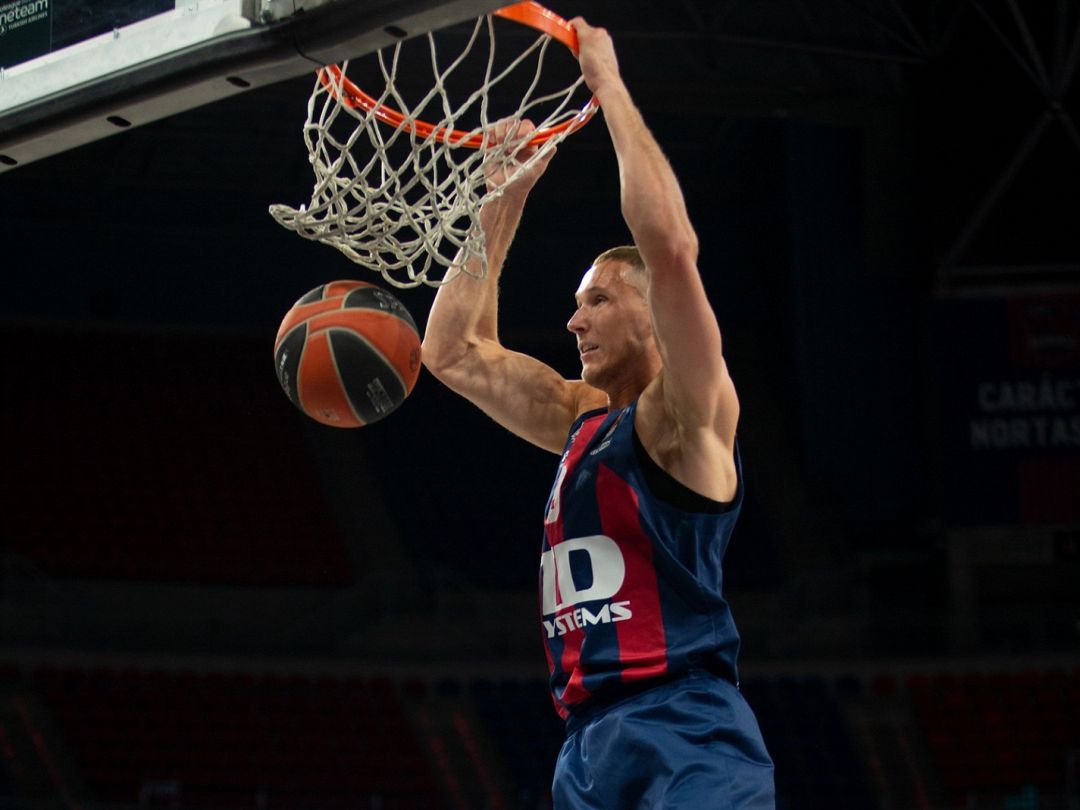 Sedekerskis machaca el aro en un partido contra el Efes de Euroliga. Sedekerskis machaca el aro en un partido contra el Efes de Euroliga.