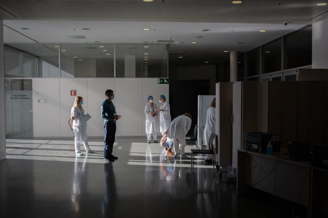 Varias enfermeras vacunan a un profesional sanitario con la vacuna de Pfizer-BioNtech contra el COVID-19 en el Hospital de Sant Pau de Barcelona. Varias enfermeras vacunan a un profesional sanitario con la vacuna de Pfizer-BioNtech contra el COVID-19 en el Hospital de Sant Pau de Barcelona.