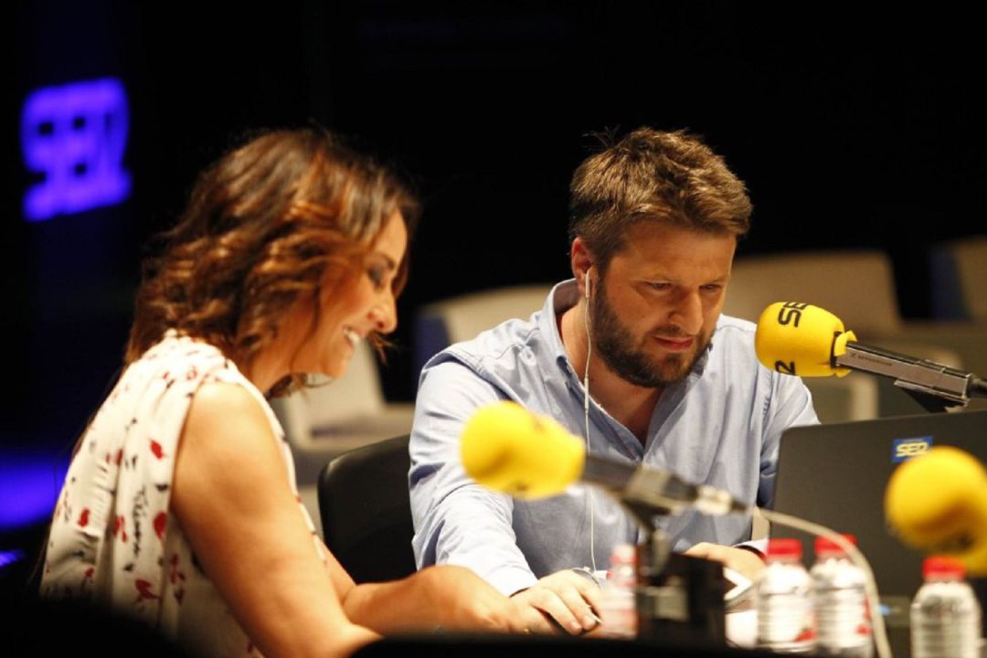 Pepa Bueno y Aimar Bretos, en los estudios de la Cadena SER. Pepa Bueno y Aimar Bretos, en los estudios de la Cadena SER.