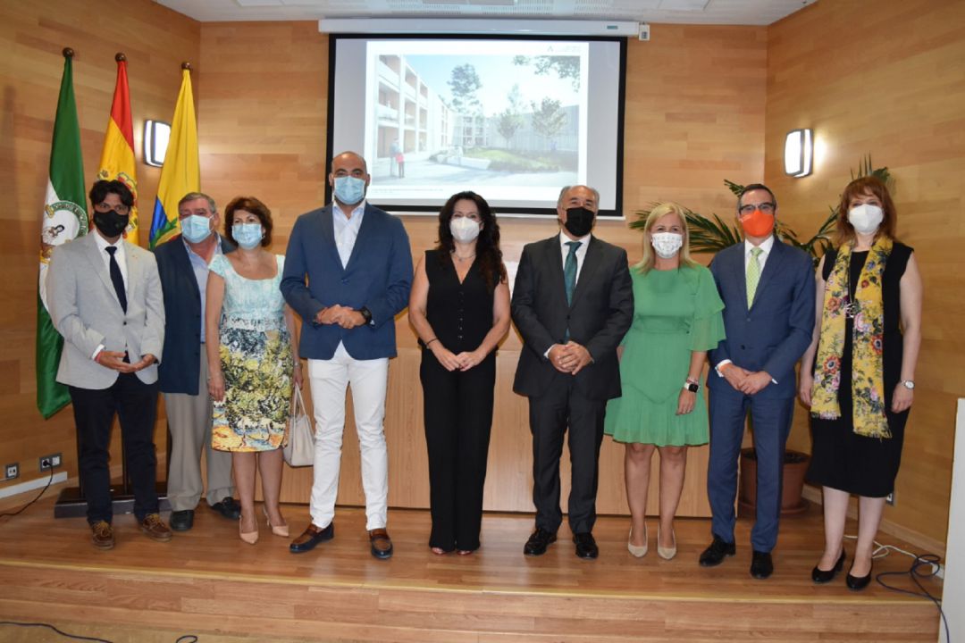 La consejera Rocío Ruiz, esta mañana junto al alcalde de Algeciras y otros dirigentes políticos. La consejera Rocío Ruiz, esta mañana junto al alcalde de Algeciras y otros dirigentes políticos.