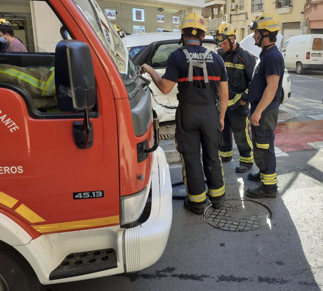 Los bomberos del SPEIS rescatan de madrugada a una persona tras iniciarse un incendio en la terraza de su ático en Alicante Los bomberos del SPEIS rescatan de madrugada a una persona tras iniciarse un incendio en la terraza de su ático en Alicante
