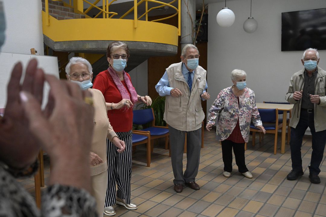 Varios ancianos se divierten en una de las salas de su residencia Varios ancianos se divierten en una de las salas de su residencia