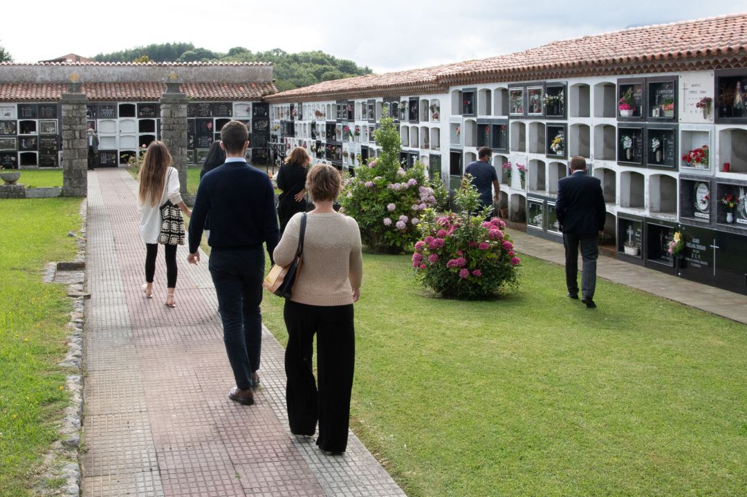 Familiares de Menchu Álvarez llegan al cementerio para despedir la periodista, a 28 de julio de 2021, en Ribadasella (España).
Familiares de Menchu Álvarez llegan al cementerio para despedir la periodista, a 28 de julio de 2021, en Ribadasella (España).