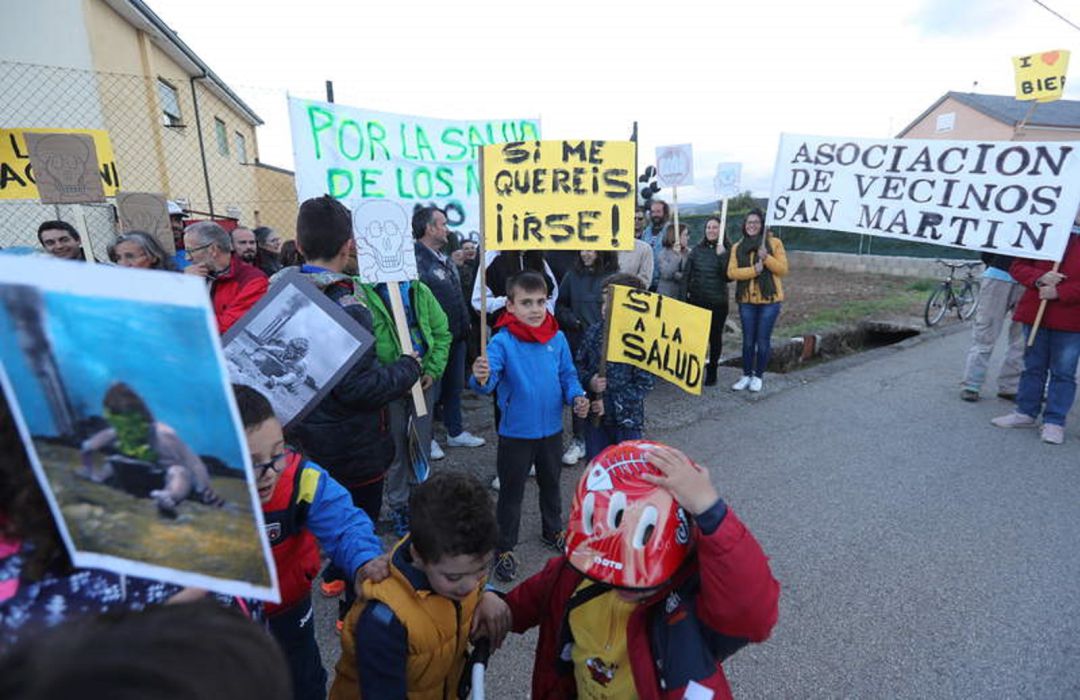 Protestas en el colegio de Carracedelo, en el Bierzo, contra la contaminación emitida por la cementera Cosmos. Protestas en el colegio de Carracedelo, en el Bierzo, contra la contaminación emitida por la cementera Cosmos.