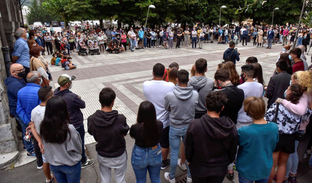Cientos de personas se han concentrado este jueves junto a la corporación municipal de Lemoa (Bizkaia) para condenar la agresión en grupo a un joven vecino de esta localidad el pasado domingo y por la que está hospitalizado en estado crítico. Cientos de personas se han concentrado este jueves junto a la corporación municipal de Lemoa (Bizkaia) para condenar la agresión en grupo a un joven vecino de esta localidad el pasado domingo y por la que está hospitalizado en estado crítico.