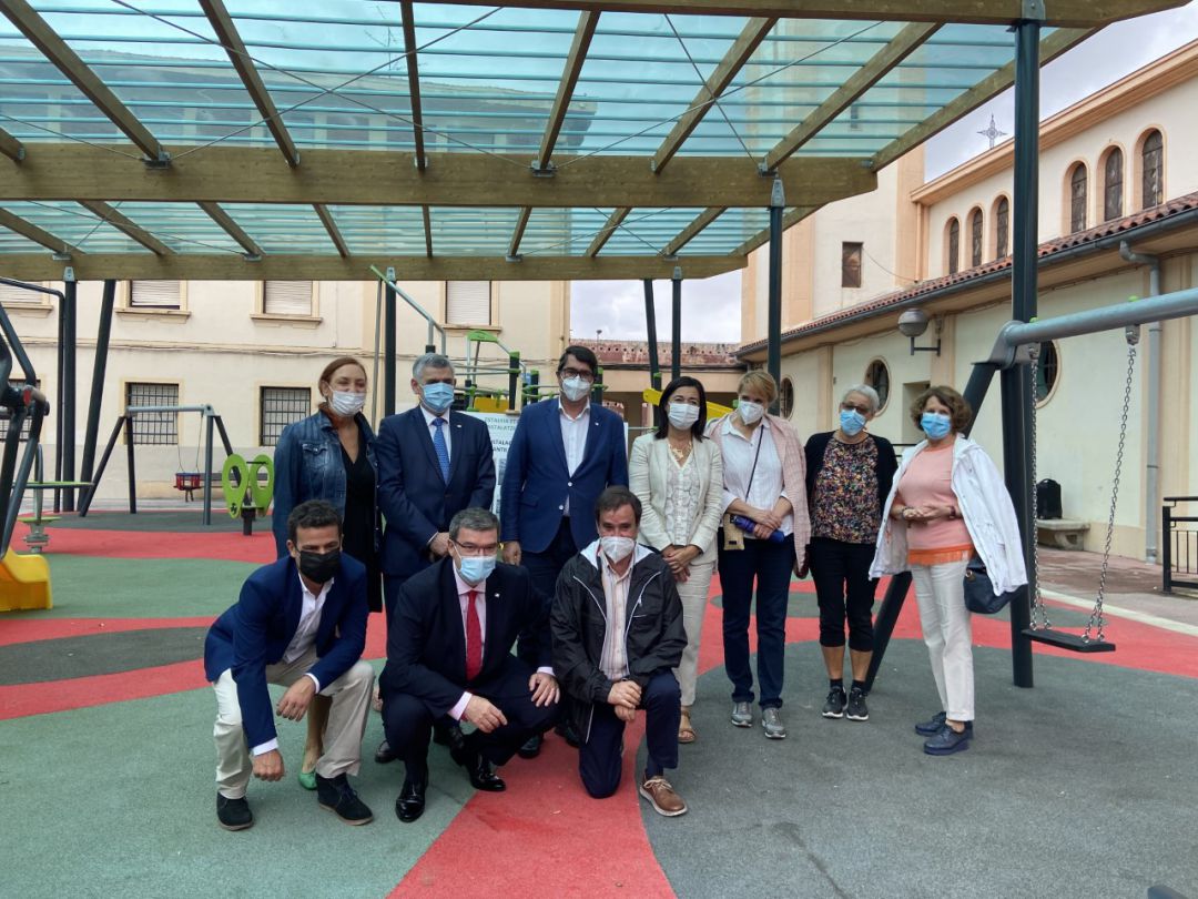 El alcalde de Bilbao, Juan Mari Aburto, acompañado por parte de la Corporación Municipal y por la familia de Eugenio Olabarrieta. El alcalde de Bilbao, Juan Mari Aburto, acompañado por parte de la Corporación Municipal y por la familia de Eugenio Olabarrieta.