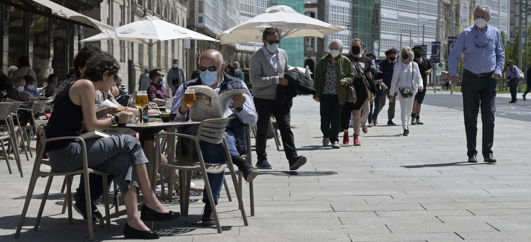 Un grupo de personas charla en la terraza de un local de hostelería de A Coruña Un grupo de personas charla en la terraza de un local de hostelería de A Coruña