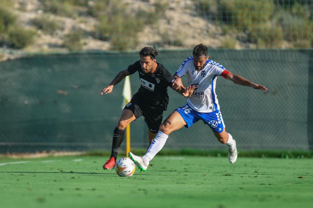 Tete Morente trata de zafarse de la marca del jugador del Tenerife Aitor Sanz Tete Morente trata de zafarse de la marca del jugador del Tenerife Aitor Sanz