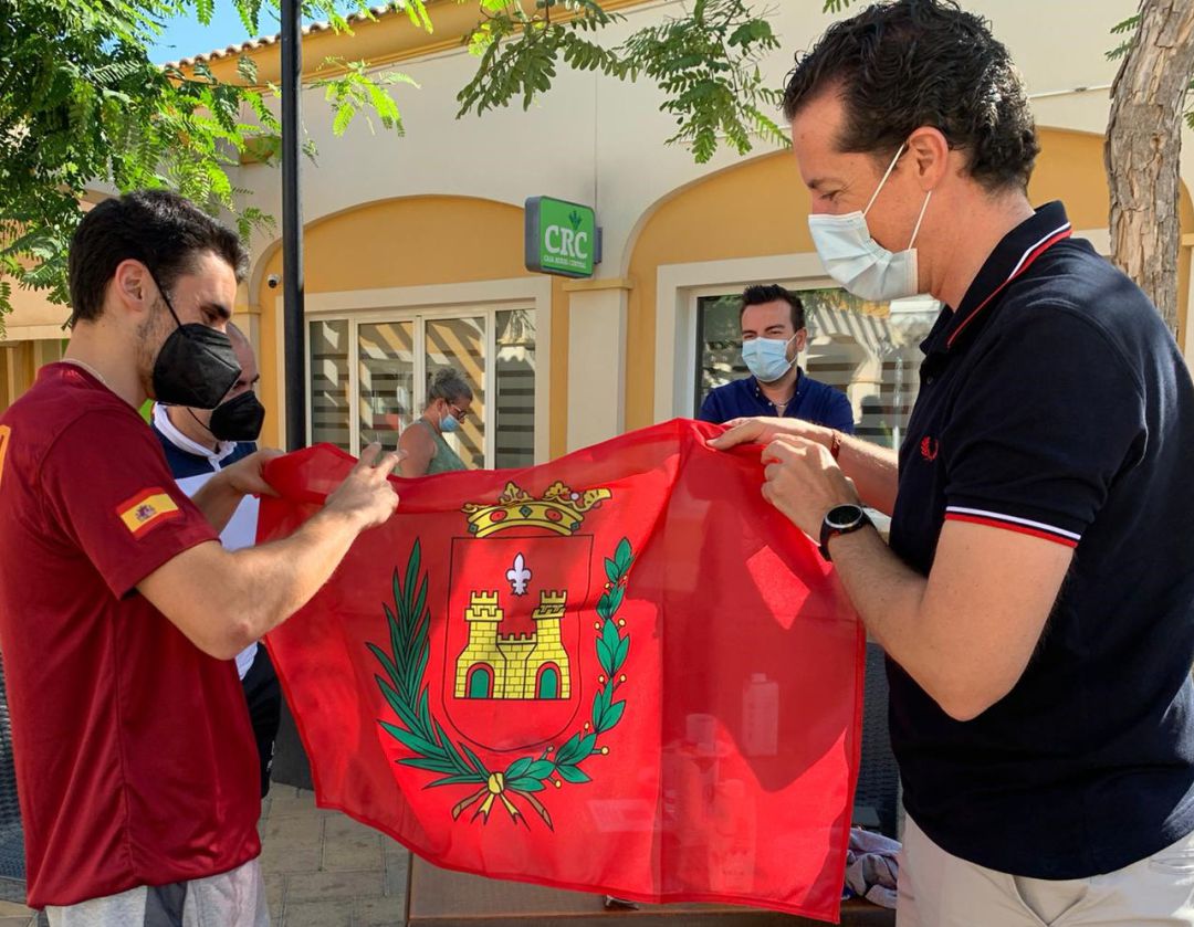 José Quiles recibió la bandera de Elda de manos del alcalde de la ciudad, Rubén Alfaro José Quiles recibió la bandera de Elda de manos del alcalde de la ciudad, Rubén Alfaro