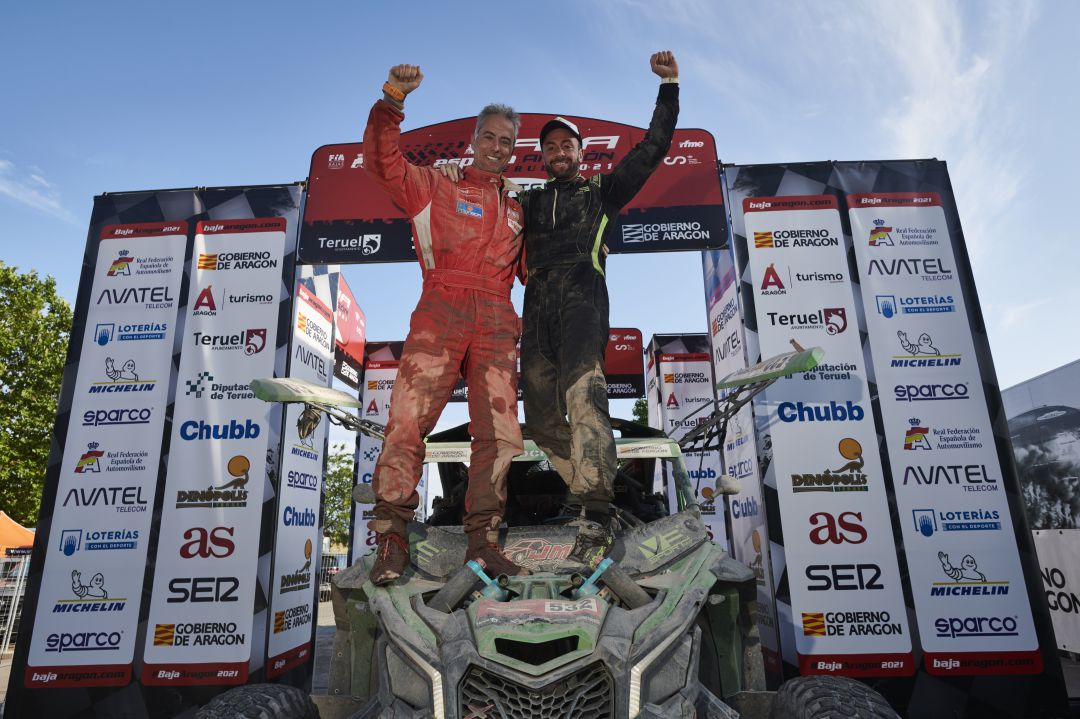 Víctor Verdú su copiloto celebran el triunfo en la Baja Aragón Víctor Verdú su copiloto celebran el triunfo en la Baja Aragón