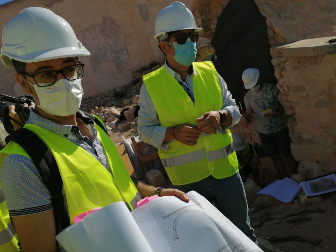 El arqueólogo municipal junto con el edil de Patrimonio de Elda en la zona de actuación del castillo El arqueólogo municipal junto con el edil de Patrimonio de Elda en la zona de actuación del castillo