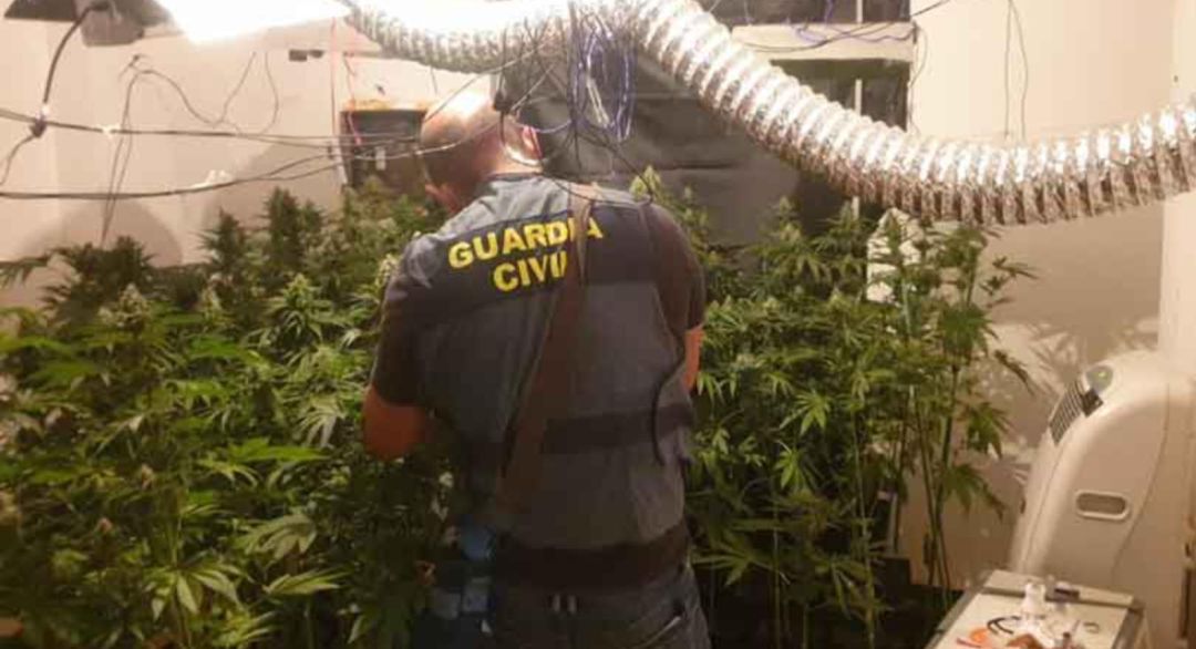 Un agente en el interior de la vivienda de Santa Elena. Un agente en el interior de la vivienda de Santa Elena.