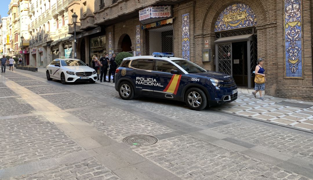 Un coche de la Policía Nacional en el lugar de los hechos. Un coche de la Policía Nacional en el lugar de los hechos.