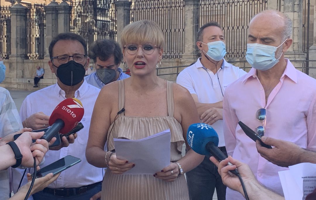 María Cantos, acompañada de Miguel Castro (a su derecha) y de Francisco Ruiz (a su izquierda). María Cantos, acompañada de Miguel Castro (a su derecha) y de Francisco Ruiz (a su izquierda).