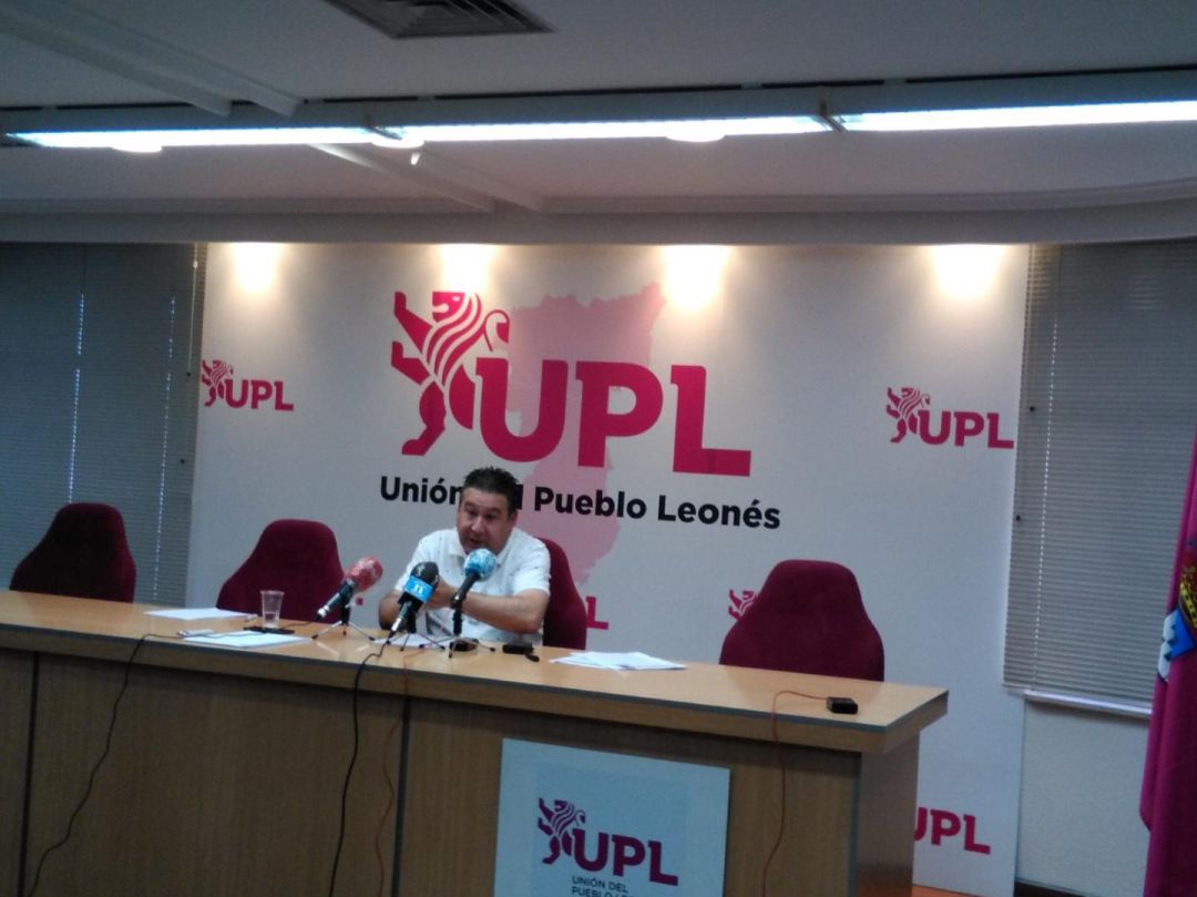 Luis Mariano Santos durante la rueda de prensa Luis Mariano Santos durante la rueda de prensa