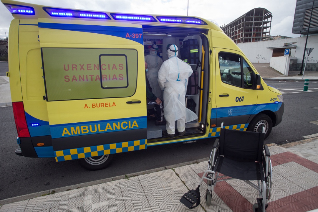 Archivo - Un trabajador sanitario totalmente protegido ayuda a subir a la ambulancia a un anciano de una residencia en Galicia. Archivo - Un trabajador sanitario totalmente protegido ayuda a subir a la ambulancia a un anciano de una residencia en Galicia.