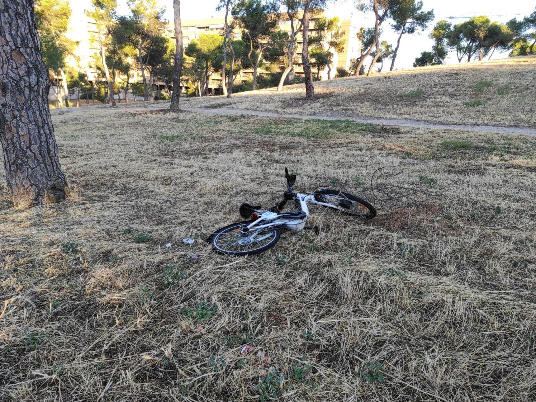 Bicicleta abandonada por el servicio Bicimad en Calle López de Hoyos, cerca de Glorieta Pilar Miró Bicicleta abandonada por el servicio Bicimad en Calle López de Hoyos, cerca de Glorieta Pilar Miró