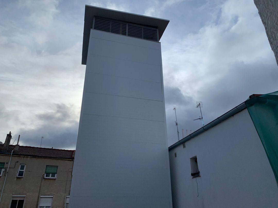 Una chimenea de siete pisos y 38 cocinas en un patio vecinal Una chimenea de siete pisos y 38 cocinas en un patio vecinal