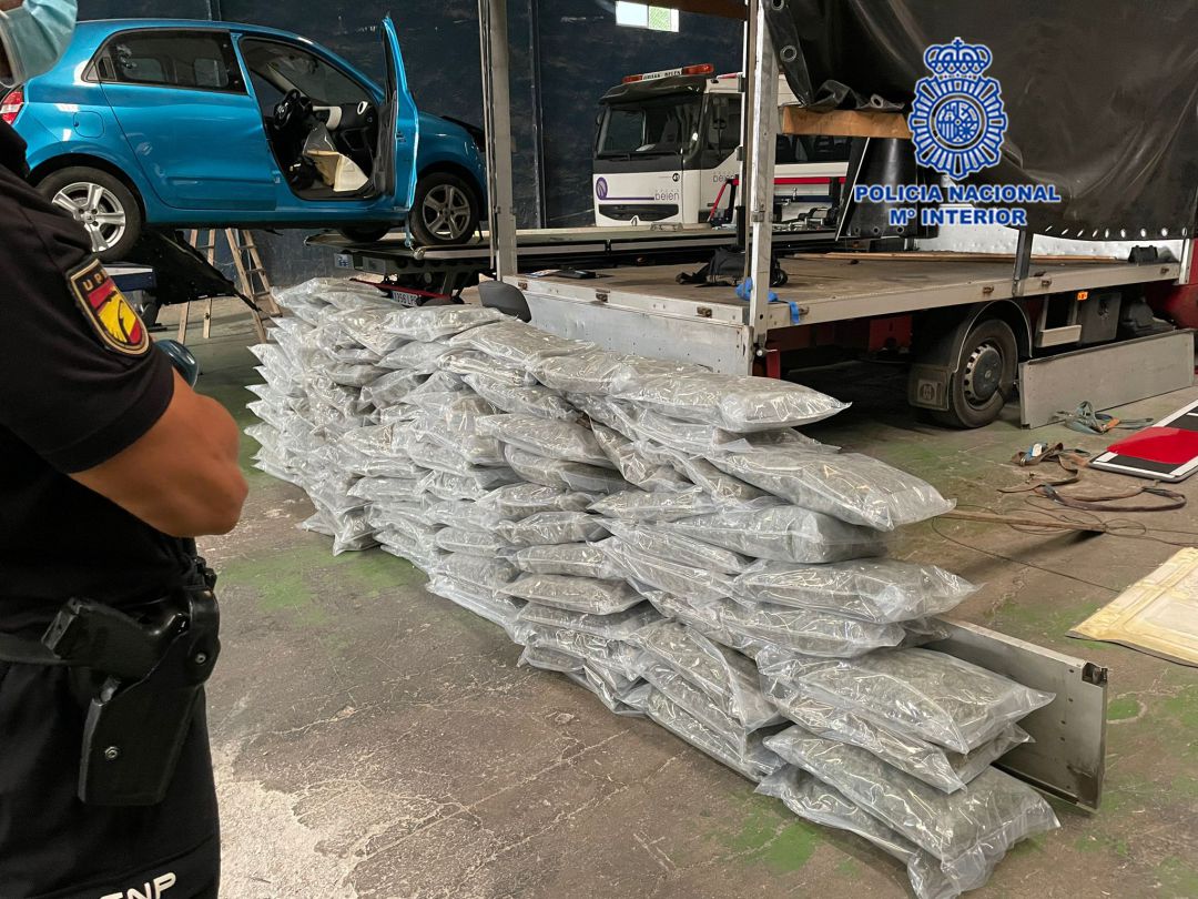 Detenido un camionero con 103 kilos de marihuna ocultos en un doble fondo Detenido un camionero con 103 kilos de marihuna ocultos en un doble fondo