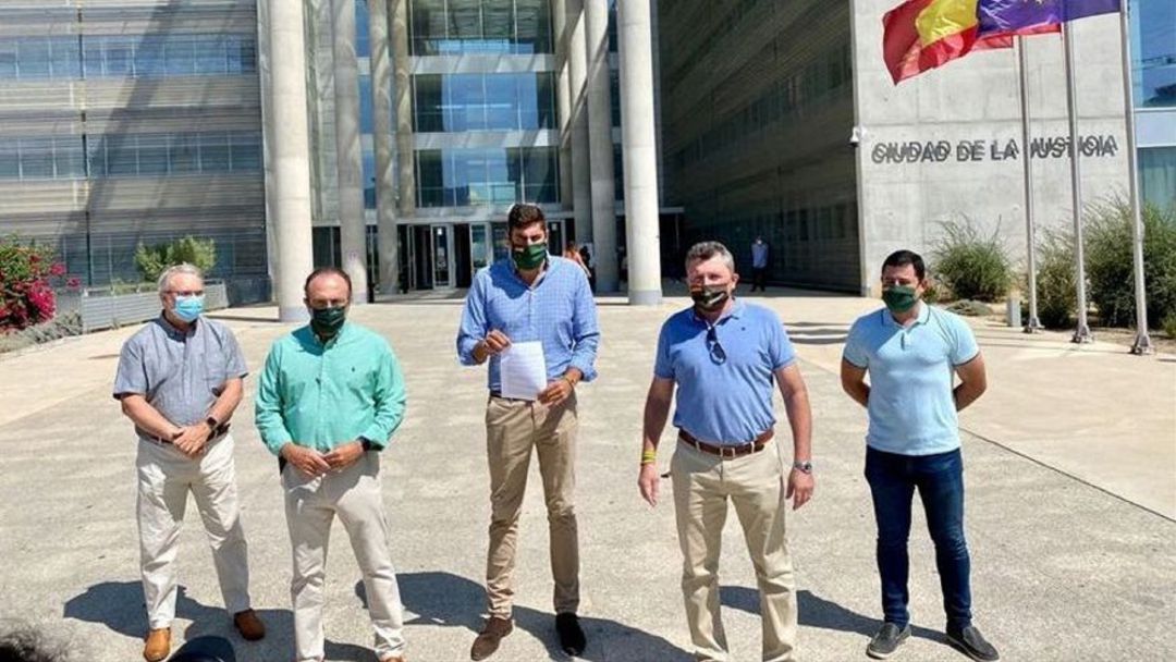 Los responsables de Vox a las puertas del palacio de la justicia Los responsables de Vox a las puertas del palacio de la justicia