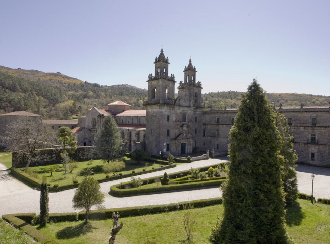 Monasterio de Santa María de Oseira detrás del cual se está realizando un albergue Monasterio de Santa María de Oseira detrás del cual se está realizando un albergue