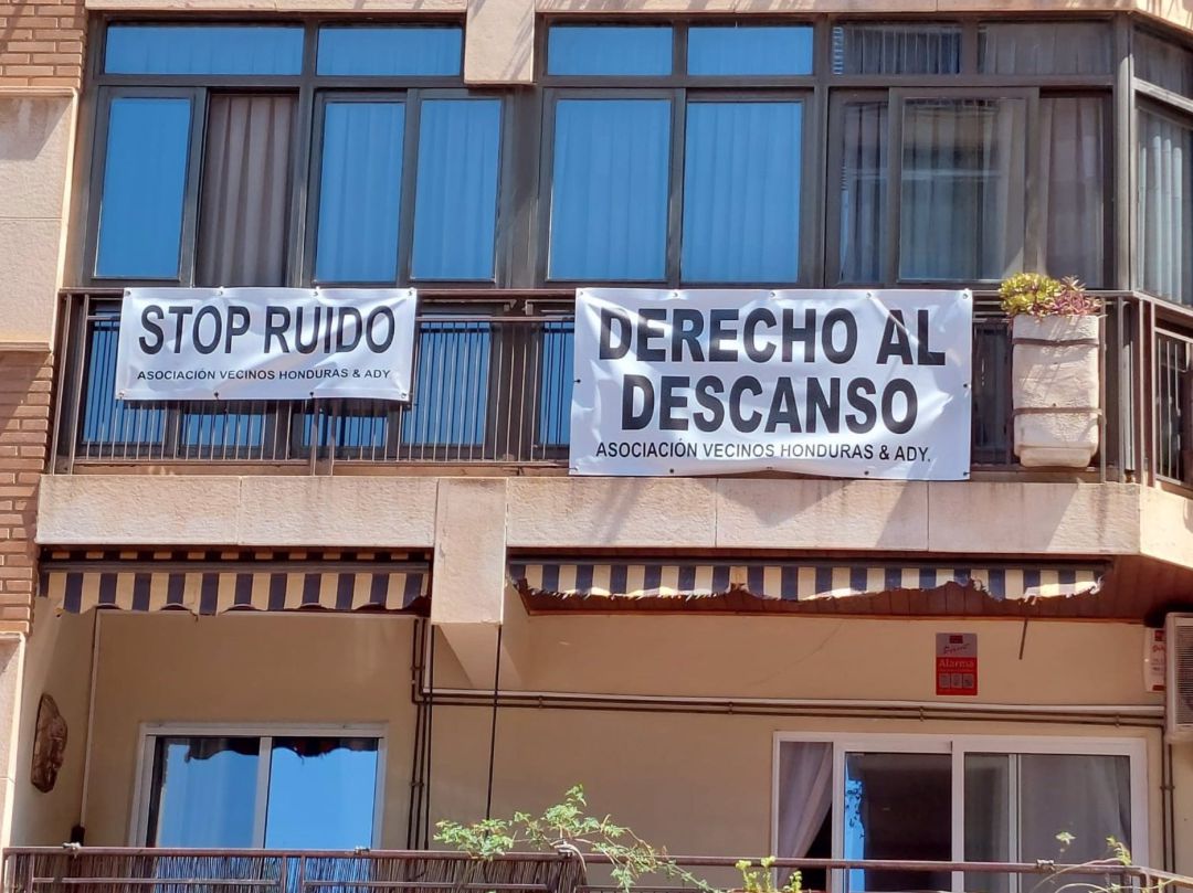 Pancartas de vecinos contra los botellones. Pancartas de vecinos contra los botellones.