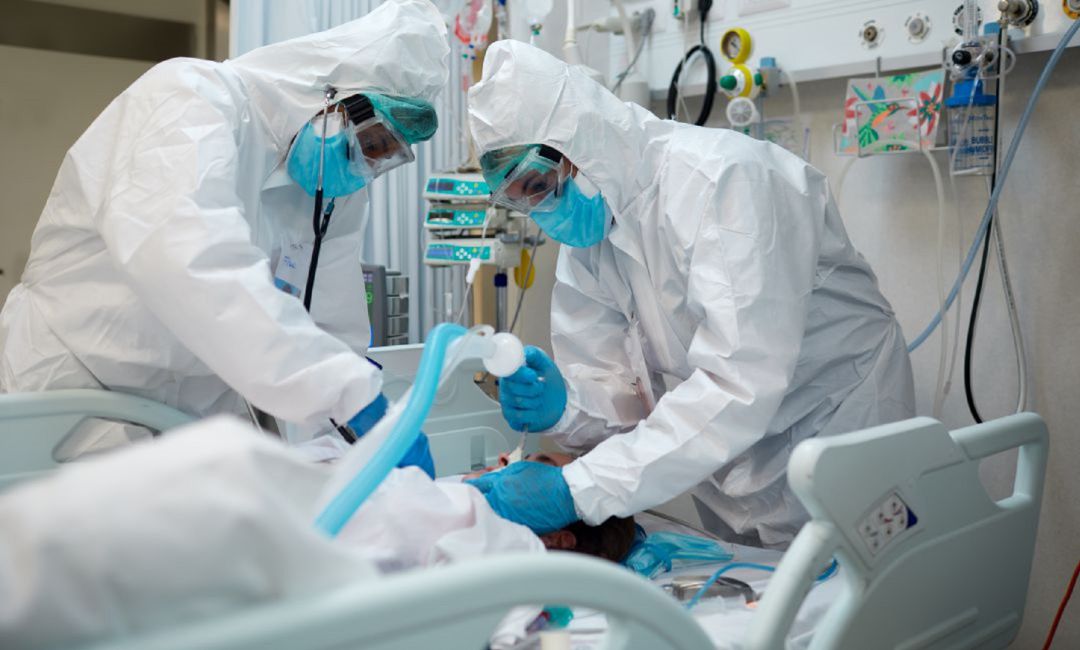 Una persona es intubada en la UCI por coronavirus Una persona es intubada en la UCI por coronavirus