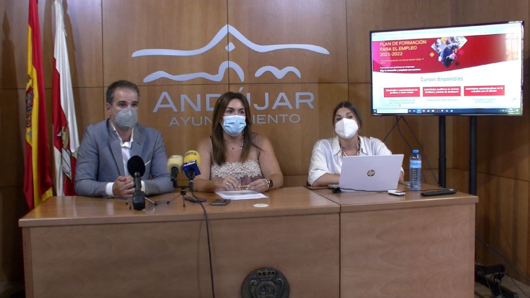 La concejala de Formación, Teresa Fernández-Pacheco, junto a Carmen Mesa y Sergio Puerta responsable de la empresa organizadora de esta formación La concejala de Formación, Teresa Fernández-Pacheco, junto a Carmen Mesa y Sergio Puerta responsable de la empresa organizadora de esta formación