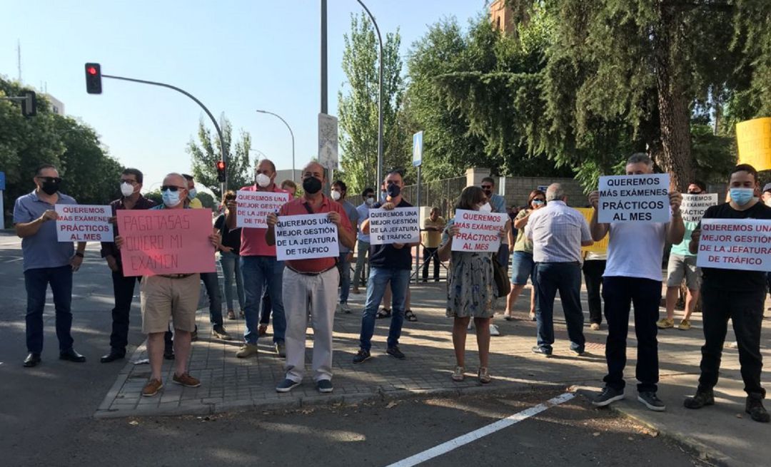 Representantes de las autoescuelas de la provincia se han concentrado a las puertas de la Jefatura Provincial de Tráfico Representantes de las autoescuelas de la provincia se han concentrado a las puertas de la Jefatura Provincial de Tráfico