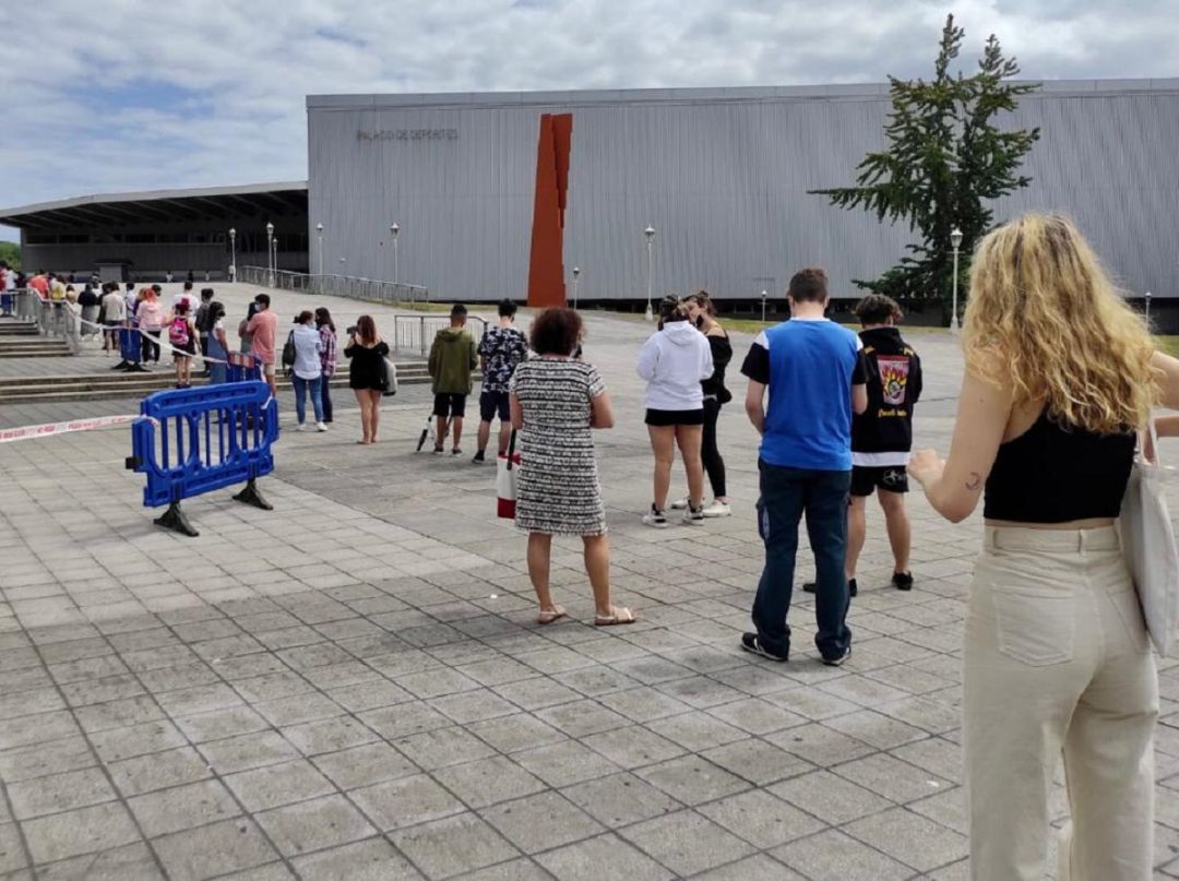 Jóvenes gijoneses esperan su turno para vacunarse a las puertas del Palacio de Deportes. Jóvenes gijoneses esperan su turno para vacunarse a las puertas del Palacio de Deportes.