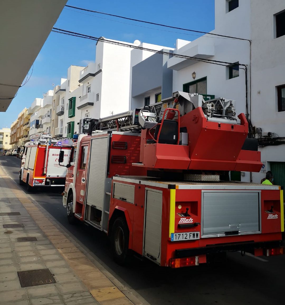Camiones de bomberos junto a la vivienda afectada. Camiones de bomberos junto a la vivienda afectada.