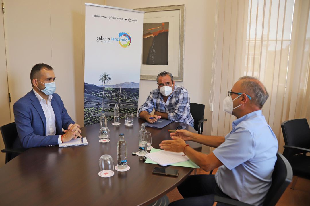Reunión de Ángel Vázquez, consejero de Agricultura del Cabildo de Lanzarote, con el director general de Agricultura del Gobierno de Canarias, Augusto Jesús Hernández. Reunión de Ángel Vázquez, consejero de Agricultura del Cabildo de Lanzarote, con el director general de Agricultura del Gobierno de Canarias, Augusto Jesús Hernández.