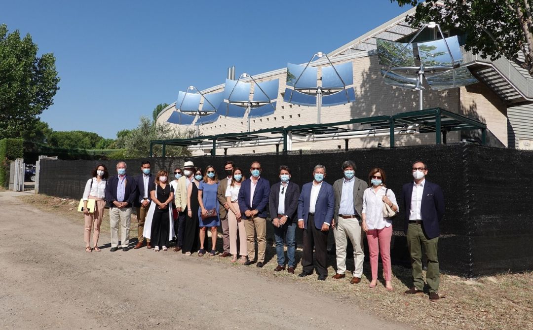 El alcalde de la localidad y el resto de autoridades posan junto a la nueva planta de concentradores solares térmicos El alcalde de la localidad y el resto de autoridades posan junto a la nueva planta de concentradores solares térmicos