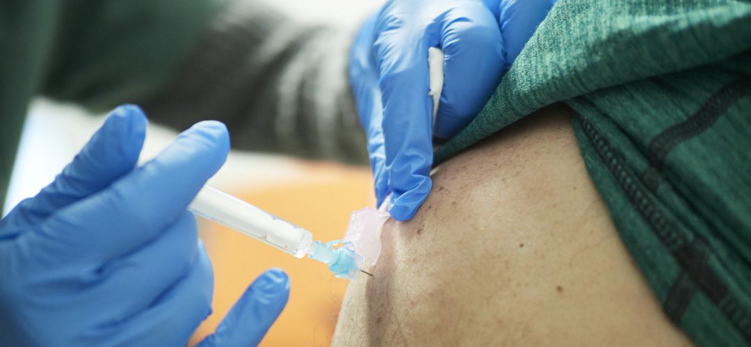 Una sanitaria vacuna contra el Covid-19 a una persona Una sanitaria vacuna contra el Covid-19 a una persona