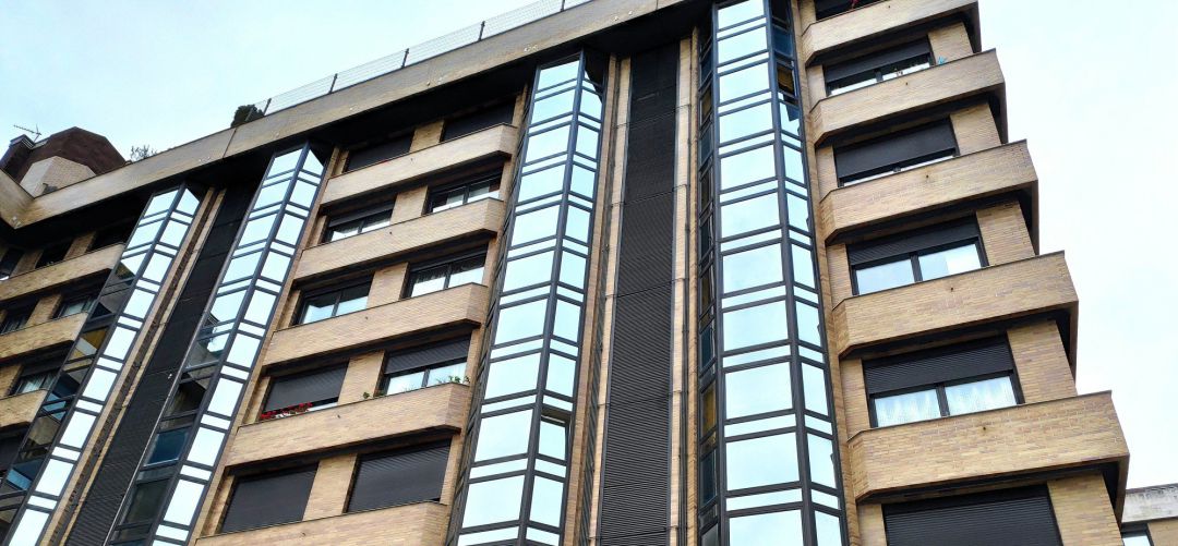 Fachada de un conjunto de pisos Fachada de un conjunto de pisos