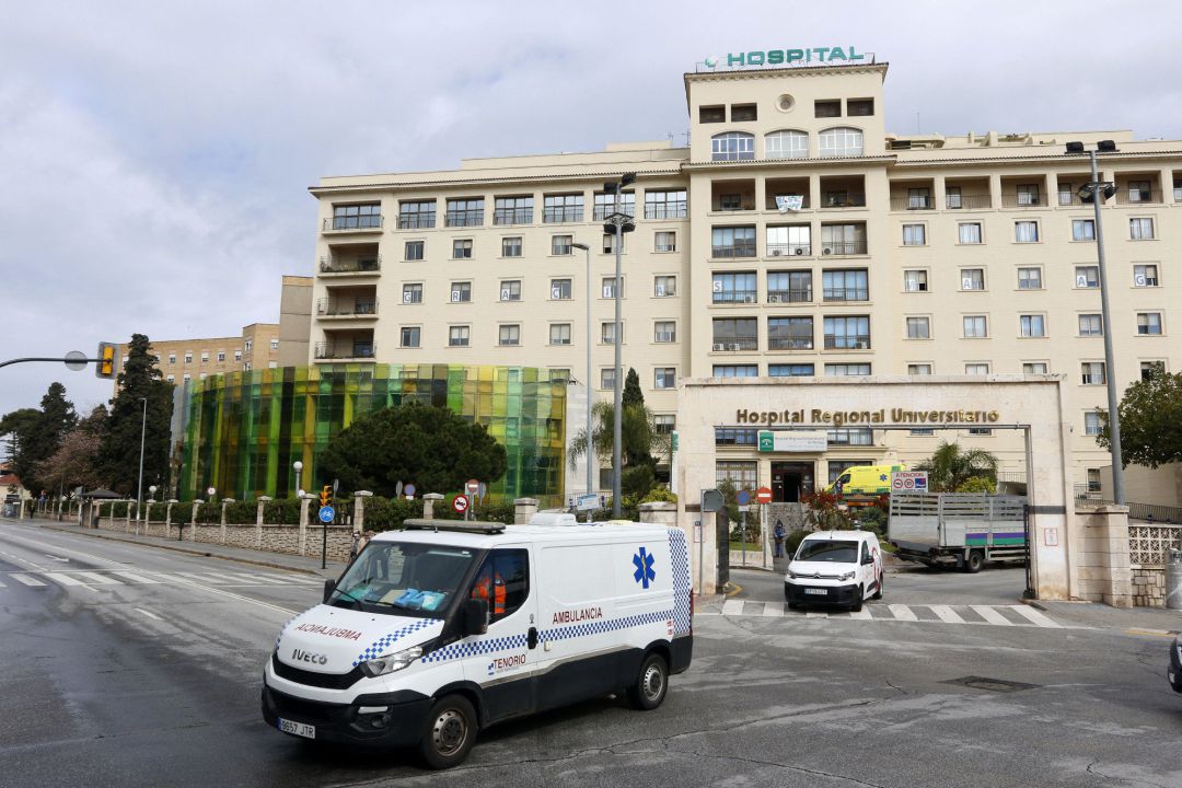 Archivo - Imagen de archivo de una ambulancia saliendo del del Hospital Regional de Málaga Archivo - Imagen de archivo de una ambulancia saliendo del del Hospital Regional de Málaga