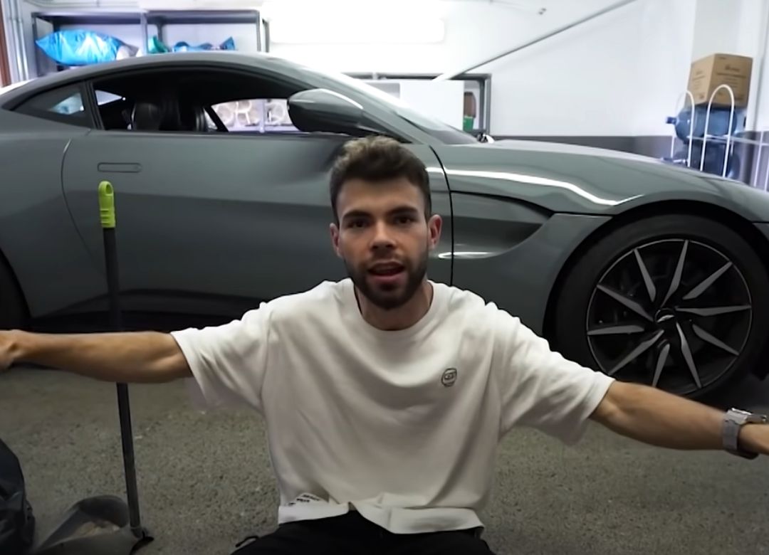 El 'youtuber' Salva estrella su nuevo coche, un Aston Martin, poco después de comprarlo (captura de vídeo). El 'youtuber' Salva estrella su nuevo coche, un Aston Martin, poco después de comprarlo (captura de vídeo).