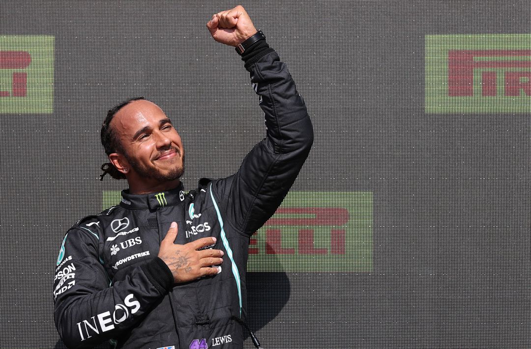 Lewis Hamilton, en lo más alto del podio Lewis Hamilton, en lo más alto del podio