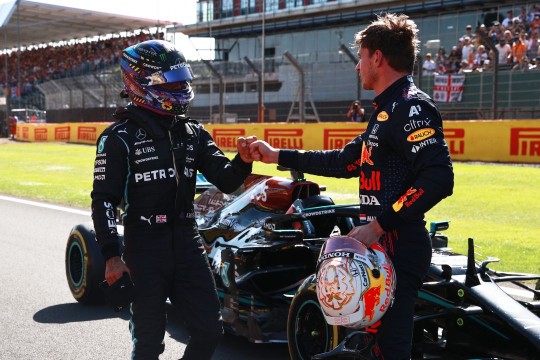Saludo entre Lewis Hamilton y Max Verstappen Saludo entre Lewis Hamilton y Max Verstappen