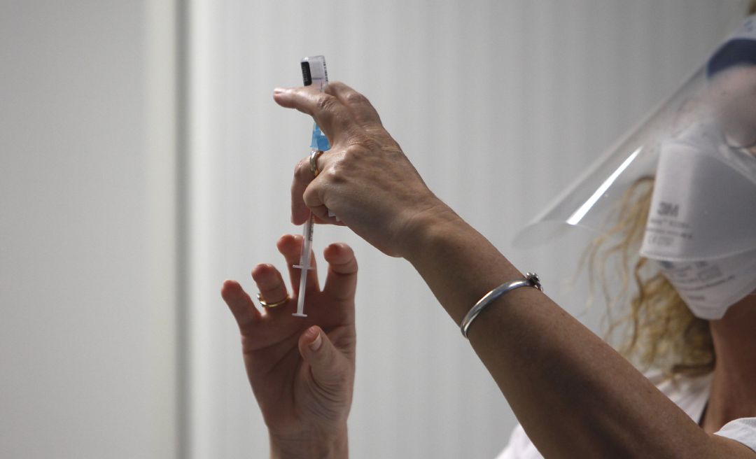 Archivo - Una enfermera prepara la vacuna Pfizer-BioNtech contra el COVID-19. Archivo - Una enfermera prepara la vacuna Pfizer-BioNtech contra el COVID-19.