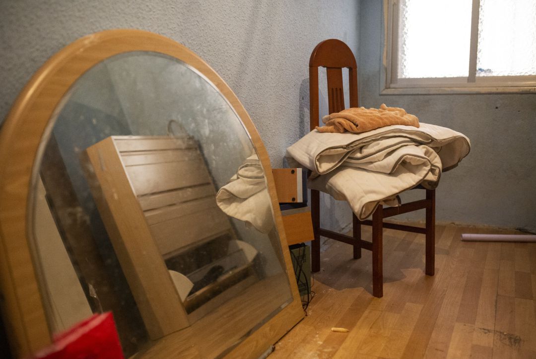 Una silla y un espejo en el domicilio ocupado por una familia, después de la ejecución de un desahucio (archivo) Una silla y un espejo en el domicilio ocupado por una familia, después de la ejecución de un desahucio (archivo)