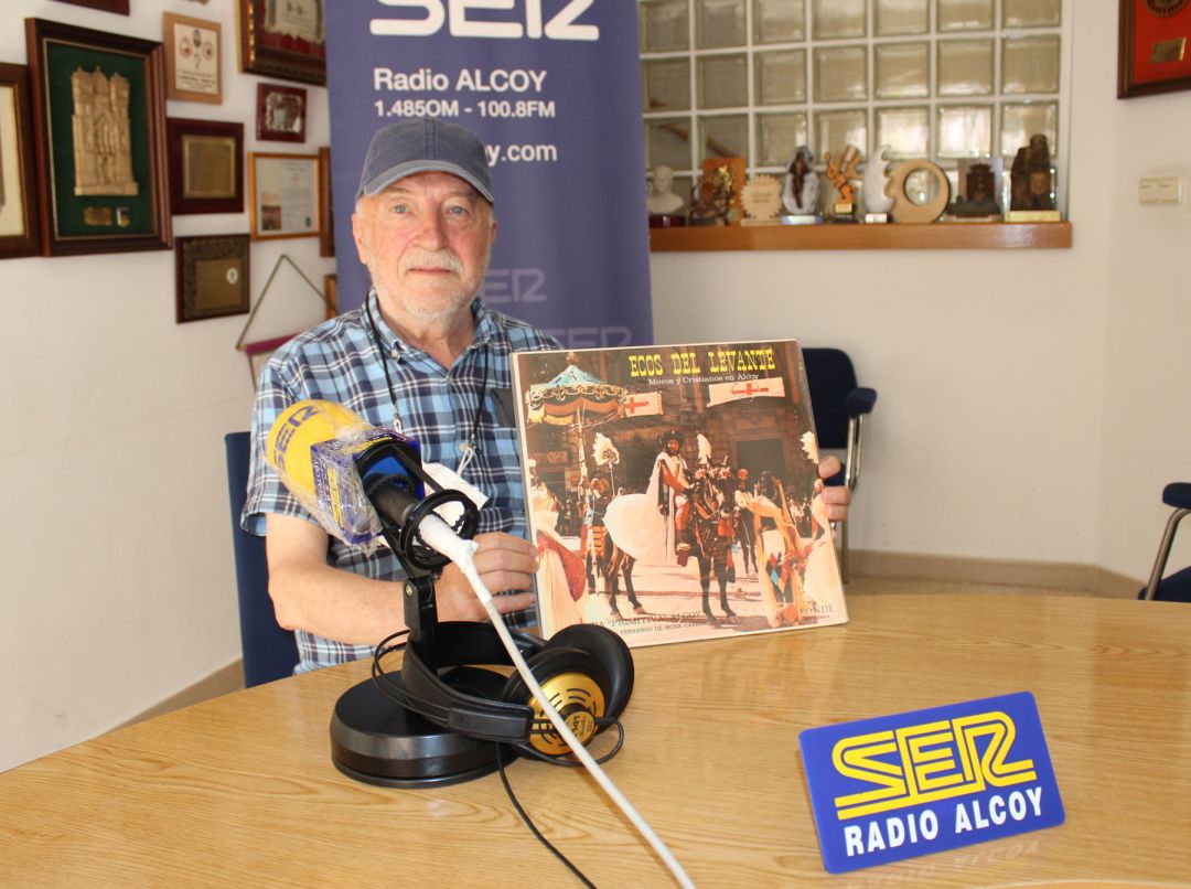 José María Valls Satorres sostiene el disco de 'Ecos de Levante' editado en Caracas, Venezuela José María Valls Satorres sostiene el disco de 'Ecos de Levante' editado en Caracas, Venezuela