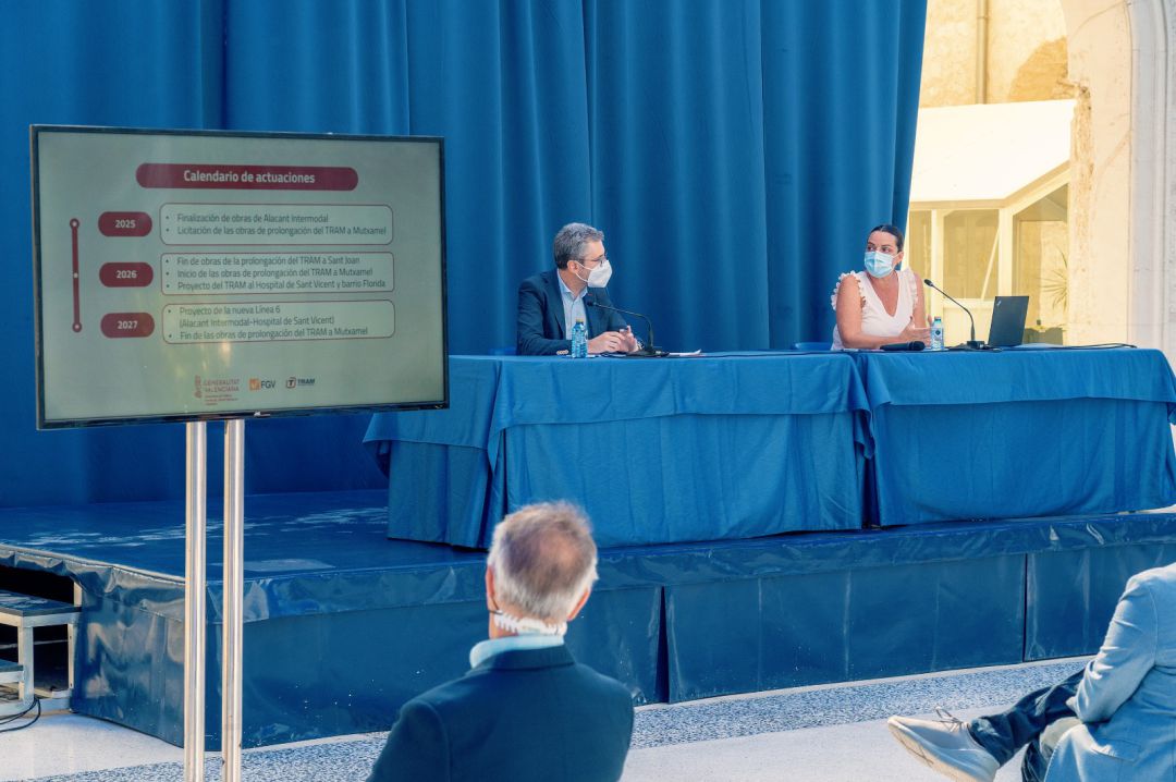 El conseller de Infraestructuras, Arcadi España, y la directora gerente de Ferrocarrils de la Generalitat, Anaïs Menguzzato, en la presentación del plan de ampliación del TRAM en Casa Mediterráneo. El conseller de Infraestructuras, Arcadi España, y la directora gerente de Ferrocarrils de la Generalitat, Anaïs Menguzzato, en la presentación del plan de ampliación del TRAM en Casa Mediterráneo.