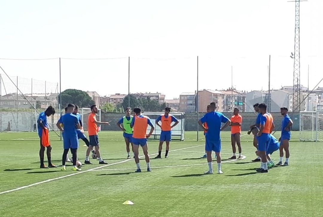 Los jugadores de la Arandina escuchan al técnico Álex Izquierdo en la 1ª sesión de trabajo de la pretemporada. Los jugadores de la Arandina escuchan al técnico Álex Izquierdo en la 1ª sesión de trabajo de la pretemporada.