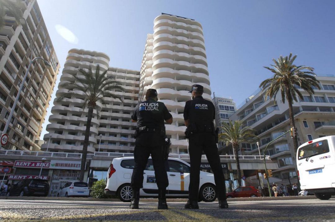 Imagen de la policía local de Mallorca custiodando el hotel en el que se encontraban los estudiantes
Imagen de la policía local de Mallorca custiodando el hotel en el que se encontraban los estudiantes