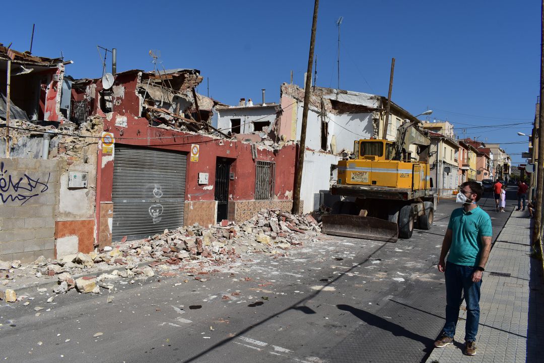 El concejal de Urbanismo contempla el derribo de las viviendas en PEtrer El concejal de Urbanismo contempla el derribo de las viviendas en PEtrer